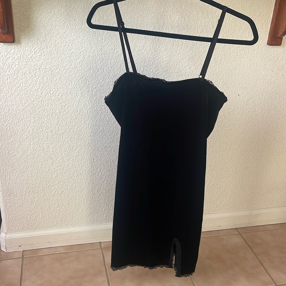 Velvet mini dress with lace trim and small slit
